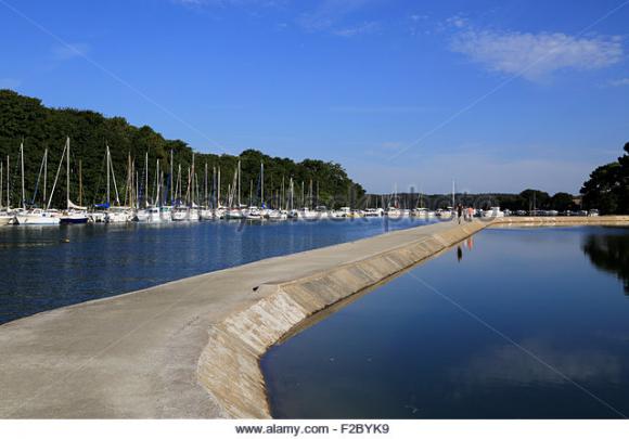 riviere-du-vincin-and-piscine-de-conleau-presquile-de-conleau-vannes-f2byk9.jpg